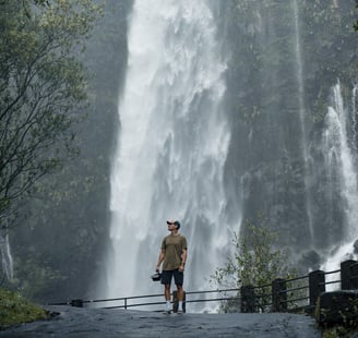 portrait devant une cascade