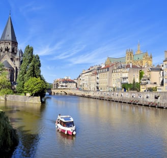 Metz, située dans le nord-est de la France, est une ville historique au riche patrimoine culturel et