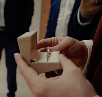 Vidéaste mariage Annecy : préparation du marié avant la cérémonie capturé par Busche Mariage