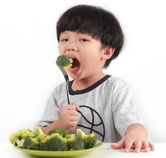 Copertina eBook Guida Sana all’Alimentazione per Genitori: bambino che sorride con broccoli.