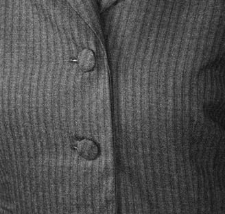 Boutonnières et boutons recouverts. Tailleur années 1940