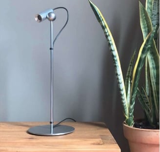 lampara sobre mesa