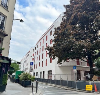 Un bâtiment après une rénovation énergétique en isolation thermique par l'extérieur.