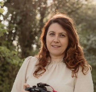 Vidéaste d'entreprise, léa olivier, avec caméra de turnage