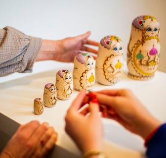 Matroschka Puppen und Hände