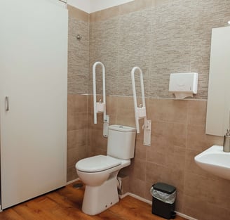 Baño adaptado en Espacio de Bienestar Integral SitaRam. Alcobendas, Madrid
