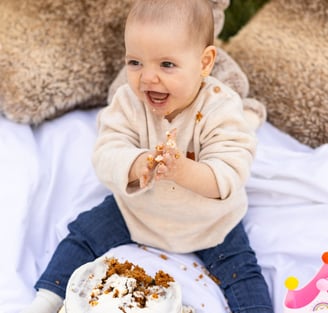Retrat d'una bebè celebrant el seu aniversari amb un pastís en sessió de fotos smash cake a Girona