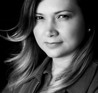 a woman in a black and white photo Valeria Bueno Fotógrafa