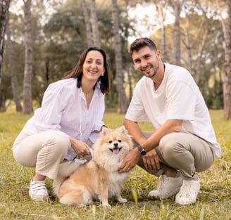 Sessió de fotos de mascotes a Girona amb un gos i parella en un entorn natural exterior