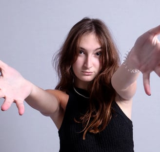 livre-photo-jeune-femme-comedienne-bras-et-mains-tendues-florent-studio-boulogne-sur-mer-lille-le-touquet-paris-calais-saint-