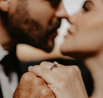 Sesión save the date Anillo de compromiso con fondo desenfocado - Mejor fotógrafo de bodas en GDL