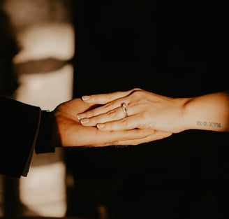 Mano de novios con anillo de compromiso en la hora dorada - Mejor fotógrafo de bodas en México