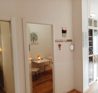Espacio de terapias acogedor con baño adaptado