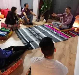 Grupo en taller de meditación y autodescubrimiento - Espacio SitaRam Alcobendas Madrid