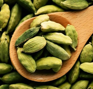 Bright green cardamom pods sourced from Kerala, India – export-grade quality with rich aroma and sweet-spicy flavor