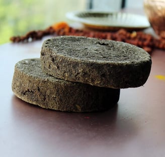 Sustainable cow dung discs used as organic soil enhancer and clean-burning biomass fuel for traditional and agricultural use