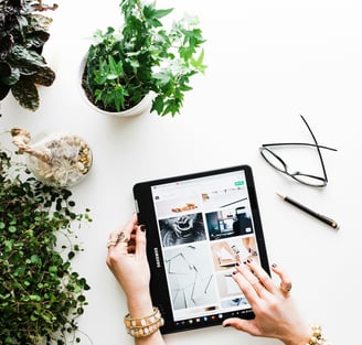 Woman holding an iPad and shopping.