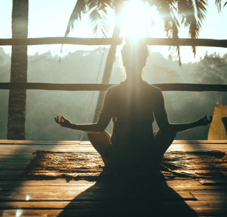 mulher meditando em frente a natureza