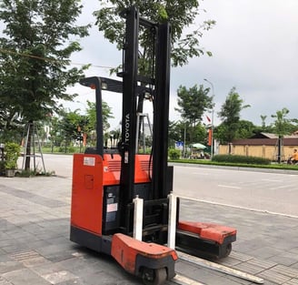 Hình 2: Xe nâng điện đứng lái Toyota