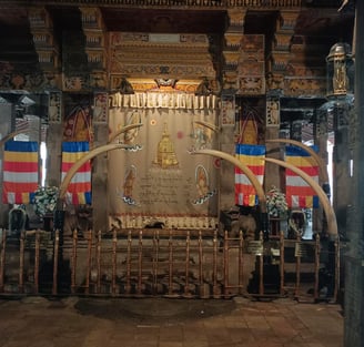 temple of the tooth Kandy sri lanka inside
