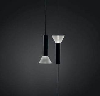 Lámpara suspendida LANTER con doble difusor de vidrio y cuerpo central negro en ambiente oscuro