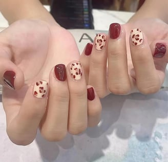 Uñas rojas de animal print