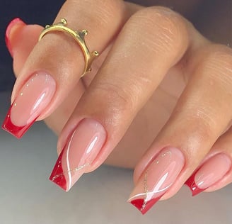 Uñas rojas francesas modernas