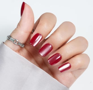 Uñas rojas efecto espejo
