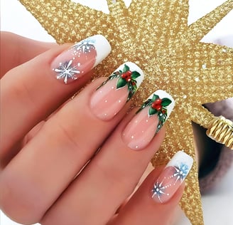 Diseño de uñas navideñas de flor de pascua