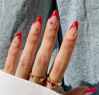 Uñas rojas con estrellas