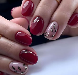 Uñas rojas con hojas