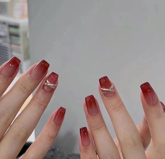 Uñas ombre rojas con dorado