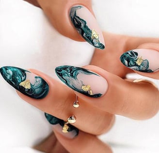Uñas abstractas en color verde y dorado