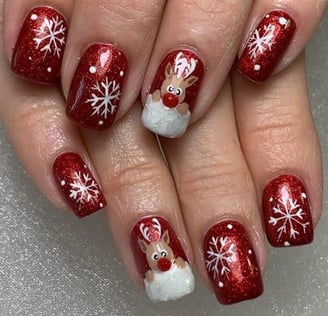 Uñas con diseño de ciervo navideño
