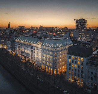 Eine Stadtansicht mit einem großen Gebäude und einem Uhrenturm.