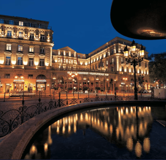 Ein Luxushotel in Frankfurt bei Nacht