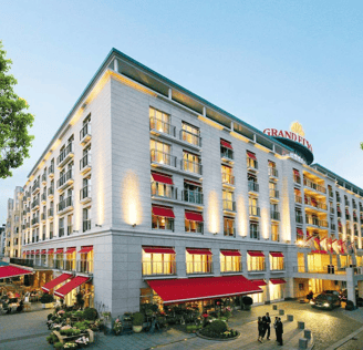 Ein Hotel mit einem roten Vordach.