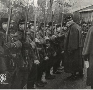 Le général Joffre au milieu de ses soldats