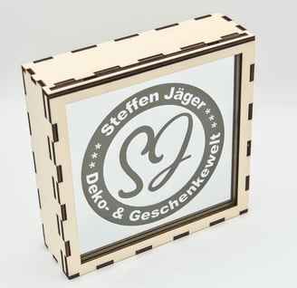 Holzkasten mit einem Spiegel, auf dem Spiegel ist das Logo dieser Webseite vorhanden