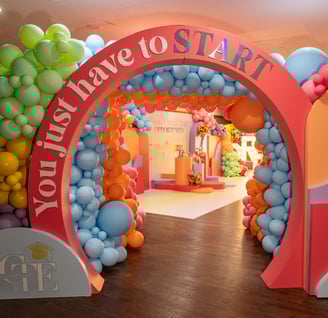 Arche de ballons déstructurée colorée événement entreprise inauguration