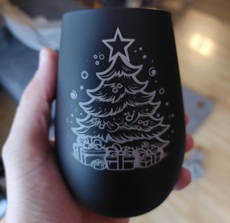 Schwarzes Glas, in der Hand gehalten, mit einem Weihnachtsbaum und Geschenke Motiv