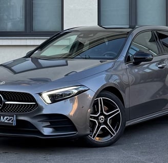 Mercedes Classe A IV noire, avec un design moderne et sportif.