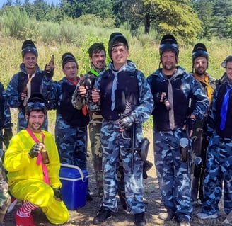 grupo de jogadores de paintball num convívio de despedida de solteiro