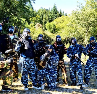 grupo de jogadores de paintball num aniversario fazendo pose para a camera