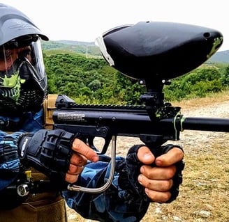 jogador de paintball que levou uma bola na mascara e outra no marcador