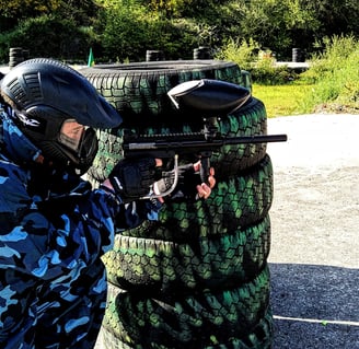 jogador de paintball no ceita field a abater um jogador