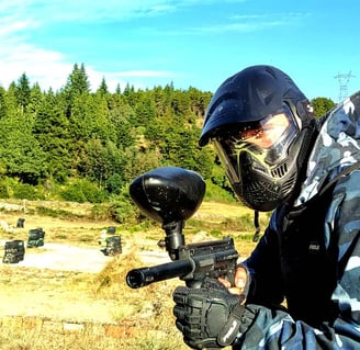 jogador de paintball no campo de Montalegre em grande pose artística