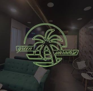  Neón Green Paradise con palmera en club cannábico moderno