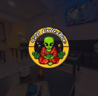 Logotipo 420 Collective con alienígena y ambiente interior del club