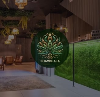Entrada con logotipo de Shambhala Cannabis Club y zona verde
